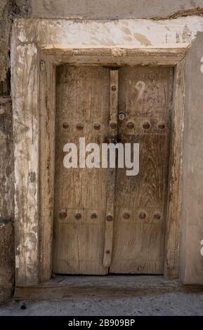 Ancienne porte en bois avec serrure dans la ville de Boukhara en Ouzbékistan. Banque D'Images