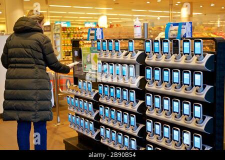 (200323) -- HAARLEM, le 23 mars 2020 (Xinhua) -- les scanners utilisés pour le paiement sont vus au supermarché Albert Heijn à Haarlem, aux Pays-Bas, le 23 mars 2020. La chaîne d'épicerie néerlandaise Albert Heijn a commencé à accorder aux personnes âgées plus de 70 accès spécial à leurs magasins. Les jours ouvrables du lundi au vendredi, ils peuvent faire du shopping dans tous les magasins Albert Heijn entre 7:00 et 8:00 avant que les magasins ne s'ouvrent à d'autres clients. Cela permet de réduire le risque d'infection du coronavirus. (Photo de Sylvia Lederer/Xinhua) Banque D'Images