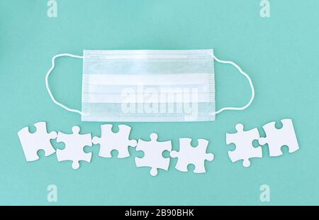 Masque médical et pièces de puzzle Banque D'Images