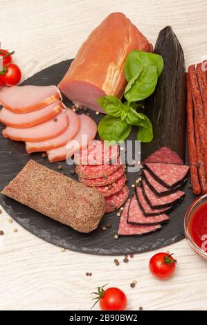 différents types de saucisses tranchés sur une planche en graphite avec ketchup. vue de dessus Banque D'Images