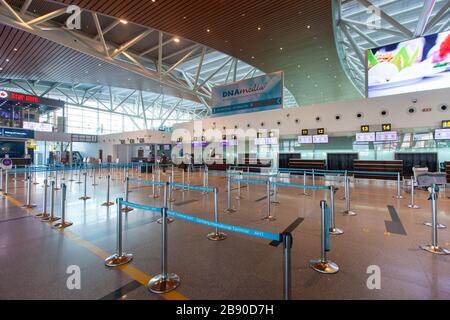 Da Nang, Vietnam. 22 mars 2020. L'aéroport international de da Nang est déserté après que le premier ministre du Vietnam a ordonné la suspension de tous les vols internationaux. Le Vietnam a également suspendu l'entrée de tous les étrangers à partir du 22 mars 2020, afin de limiter la propagation de la COVID-19. (Crédit photo: Gonzales photo/Alay Live News Banque D'Images