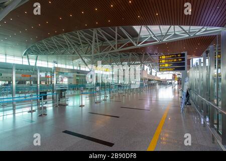 Da Nang, Vietnam. 22 mars 2020. L'aéroport international de da Nang est déserté après que le premier ministre du Vietnam a ordonné la suspension de tous les vols internationaux. Le Vietnam a également suspendu l'entrée de tous les étrangers à partir du 22 mars 2020, afin de limiter la propagation de la COVID-19. (Crédit photo: Gonzales photo/Alay Live News Banque D'Images