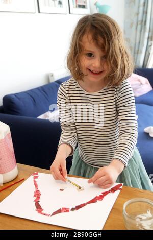 Chichester, Royaume-Uni. 23 mars 2020. Coronavirus Home Schooling - Chichester, West Sussex, Royaume-Uni. Florence, 5, étant enseignée à la maison ce matin par mère, Kelly après que les écoles ont été fermées au Royaume-Uni pendant au moins quatre semaines à cause du Coronavirus, (Covid-19). Chichester, West Sussex, Royaume-Uni. Lundi 23 Mars 2020 crédit: SAM Stephenson/Alay Live News Banque D'Images