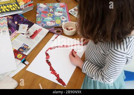 Chichester, Royaume-Uni. 23 mars 2020. Coronavirus Home Schooling - Chichester, West Sussex, Royaume-Uni. Florence, 5, étant enseignée à la maison ce matin par mère, Kelly après que les écoles ont été fermées au Royaume-Uni pendant au moins quatre semaines à cause du Coronavirus, (Covid-19). Chichester, West Sussex, Royaume-Uni. Lundi 23 Mars 2020 crédit: SAM Stephenson/Alay Live News Banque D'Images