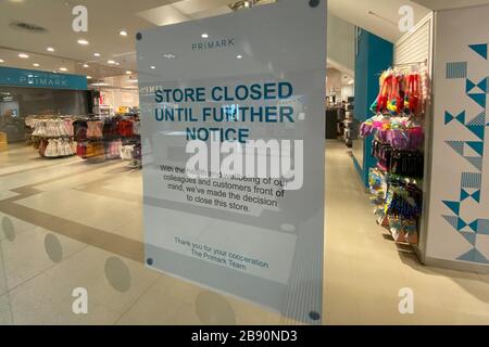 Bradford, West Yorkshire, Royaume-Uni. 23 mars 2020. Primark Stores Ltd (Bradford), Kirkgate Center, 4 Darley St, Bradford, West Yorkshire, 3 LB, Royaume-Uni, 23 mars 2020. Primark Stores Ltd annonce la fermeture des 189 magasins britanniques durant l'épidémie du virus Covid 19 (coronavirus). Crédit: Touchlinepics/Alay Live News Banque D'Images