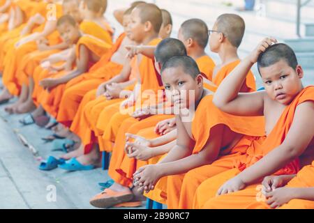 KANCHANABURI-THAÏLANDE, 17 AVRIL 2019: Des novices non identifiés s'assoient et attendent la cérémonie de versement d'eau sur le festival Songkran au temple le 17 avril, Banque D'Images