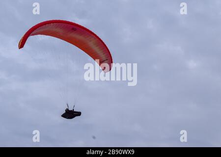 Concept de succès. Un homme parapente dans un ciel clair Banque D'Images