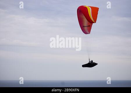 Concept de succès. Un homme parapente dans un ciel clair Banque D'Images