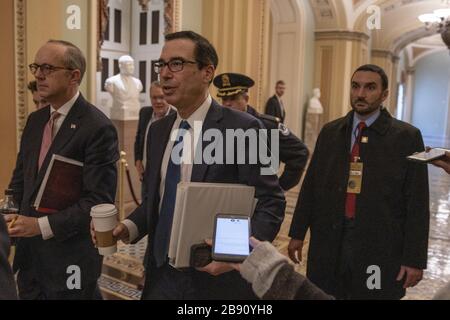 Le directeur des affaires législatives de la Maison Blanche, Eric Ueland, et le secrétaire au Trésor, Steven Mnuchin Walk, sur Capitol Hill, à Washington, D.C., le lundi 23 mars 2020. Photo de Tasos Katopodis/UPI Banque D'Images