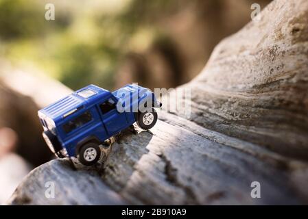 Izmir, Turquie - 28 juillet 2019: SUV bleu qui est un style à l'ancienne sur les rochers et posant à l'arrière droit Banque D'Images