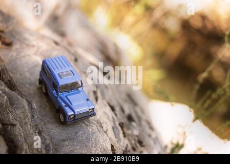 Izmir, Turquie - 28 juillet 2019: SUV bleu qui est un style à l'ancienne sur les rochers et posant sur le devant Banque D'Images
