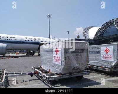 (200323) -- BANGKOK, le 23 mars 2020 (Xinhua) -- les fournitures médicales fournies par la Chine arrivent à l'aéroport de Suvarnabhumi à Bangkok, Thaïlande, le 23 mars 2020, pour aider le pays à lutter contre le nouveau coronavirus. (Xinhua) Banque D'Images