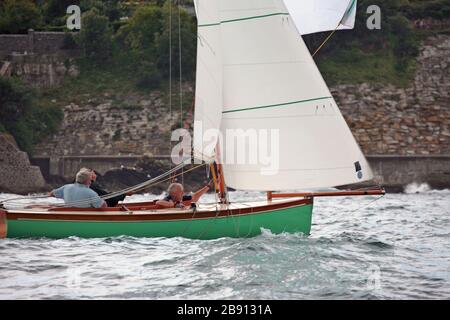 Course en bateau à keelboat de classe Troy dans l'estuaire de Fowey, Cornwall, Royaume-Uni: T27 'Helen' (depuis rebaptisé Black Pearl), construite en 2008, sous le vent sous spinnaker Banque D'Images