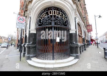 Londres / Royaume-Uni – 20 mars 2020 : le pub Queens à Crouch End, au nord de Londres, a fermé ses portes en raison de la pandémie de coronavirus, conformément aux ordres du gouvernement. Banque D'Images