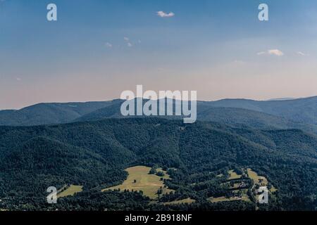 La route de Mieczysław Orłowicz Pass à Smerek Peak dans les montagnes Bieszczady en Pologne Banque D'Images