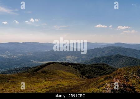 La route de Mieczysław Orłowicz Pass à Smerek Peak dans les montagnes Bieszczady en Pologne Banque D'Images