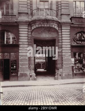 68 RUE FRANÇOIS MIRON - HÔTEL BEAUVAIS '68, rue François Miron, hôtel de Beauvais', Paris (IVème arr.), 1902. Photo d'Eugène Atget (1857-1927). Paris, musée Carnavalet. Banque D'Images