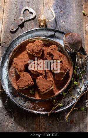 Coeurs de chocolat sucré.style vintage.cookies sur une plaque sur une vieille table.nourriture et boisson saines Banque D'Images