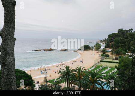 Vue sur la plage de Santa Cristina à Lloret de mar, Gérone. Catalogne, Espagne Banque D'Images