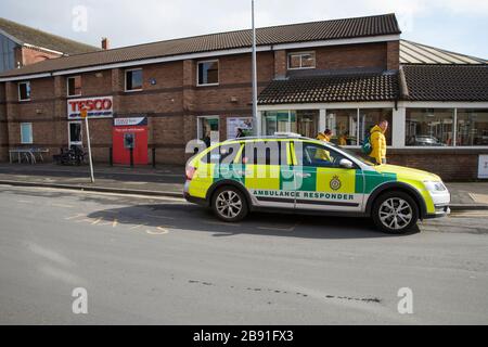 Ambulancier d'abord présent dans un magasin de Tesco pendant la pandémie de coronavirus de 2020, East Yorkshire, Angleterre, Royaume-Uni, GB. Banque D'Images