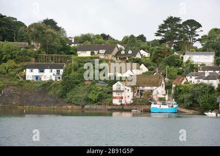 Helford Village et les armoiries des navires à marée haute : Helford River, Cornwall, Angleterre, Royaume-Uni Banque D'Images