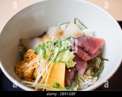 repas japonais typique servi dans un bol Banque D'Images