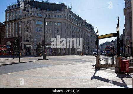 Un très Oxford Circus Mall dans le centre de Londres pendant un déjeuner calme lundi le 23 mars 2020, comme l'expansion du Coronavirus (COVID-19) ef Banque D'Images