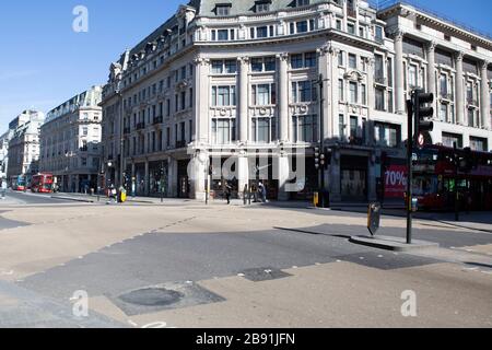 Un très Oxford Circus Mall dans le centre de Londres pendant un déjeuner calme lundi le 23 mars 2020, comme l'expansion du Coronavirus (COVID-19) ef Banque D'Images