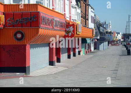 Des arcades de divertissement fermées sur le Golden Mile sur le front de mer de Southend dans l'Essex, comme l'a dit le Premier ministre Boris Johnson, le gouvernement est prêt à imposer des restrictions plus sévères pour freiner la propagation du coronavirus si les gens ne suivent pas les directives sur les distances sociales. Banque D'Images