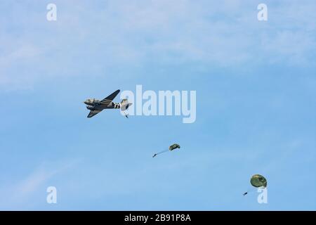 Word War 2 Paratroopers sautant d'un USAAF Douglas C 47 Dakota recréant les chutes du Troop normand du jour D en 1944 Banque D'Images