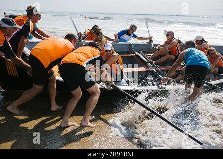 Compétition de lagouteurs ou de laguts, bateaux traditionnels catalans, à Cambrils, Tarragona. Catalogne, Espagne Banque D'Images