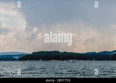 Nuages - Lac Solina dans les montagnes Bieszczady en Pologne - vue de Solina Banque D'Images