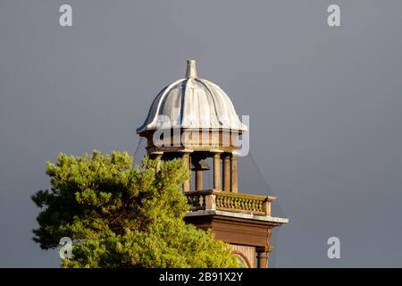 Filet anti-oiseaux protégeant le bâtiment des pigeons et autres oiseaux débarquant, West Yorkshire, Angleterre Banque D'Images