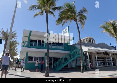 FORT LAUDERDALE, FL - 23 MARS : les entreprises COVID-19 de fort Lauderdale s'arrêtent après Florida Gov. Ron DeSantis commande à tous les lieux de divertissement, restaurants et plages de fermer dans les comtés de Broward et de Palm Beach dans un effort pour ralentir la propagation du Coronavirus le 23 mars 2020 à fort Lauderdale, en Floride personnes: Port de Miami crédit: Groupe médias tempêtes/Alay Live News Banque D'Images