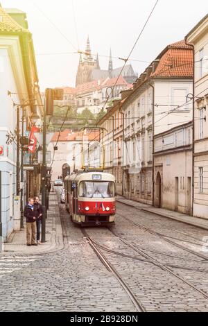 Métro de la ville de Mala Strana avec le château de Prague au printemps Banque D'Images