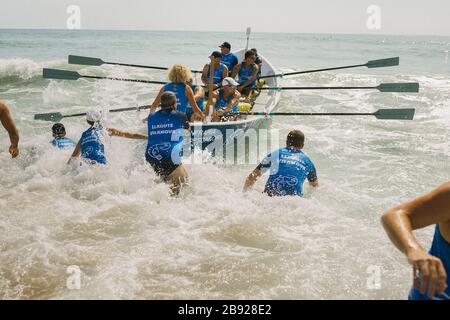 Compétition de lagouteurs ou de laguts, bateaux traditionnels catalans, à Cambrils, Tarragona. Catalogne, Espagne Banque D'Images