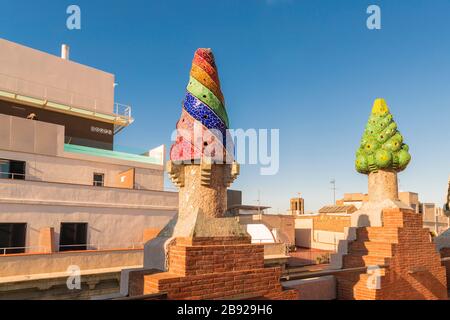 Le toit du palais Guell est conçu par Antonio Gaudy à Barcelone Banque D'Images