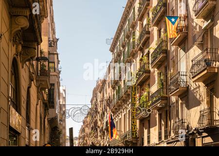 Rue Carrer de Ferran dans le quartier gothique de barcelone en été Banque D'Images