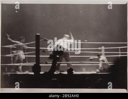 Frankie Genaro (Frank DiGennaro) champion du monde de boxe avant sa lutte contre le champion de France Victor Perez (Victor Younki), Paris, 24 octobre 1931. Frankie Genaro (Frank DiGennaro) champion du monde de boxe avant-fils combat contre le champion de France Young Perez (Victor Younki), Paris, 24 octobre 1931. Palais des Sports, Paris (XVème arr.)'. Photo de Georges Devred pour l'agence Rol, 26 octobre 1931. Paris, musée Carnavalet. Banque D'Images