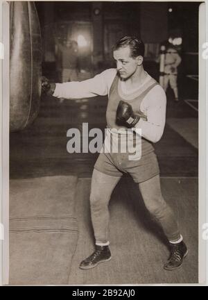 Frankie Genaro (Frank DiGennaro) champion du monde de boxe avant sa lutte contre le champion de France Victor Perez (Victor Younki), Paris, 24 octobre 1931. Frankie Genaro (Frank DiGennaro) champion du monde de boxe avant-fils combat contre le champion de France Young Perez (Victor Younki), Paris, 24 octobre 1931. Photo de Georges Devred pour l'agence Rol, 24 octobre 1931. Paris, musée Carnavalet. Banque D'Images