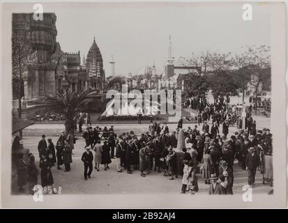 Paris le 11 octobre 1931. Beaucoup de Parisiens / hastening pour visiter l'exposition coloniale / avant la fermeture. Exposition coloniale de 1931, Bois de Vincennes. Exposition coloniale de 1931. 'Nombeux sont les parisiens qui se tente de visiter l'exposition coloniale avant sa ferméture. Bois de Vincennes'. Photo de Georges Devred pour l'agence Rol. 11 octobre 1931. Paris, musée Carnavalet. Banque D'Images