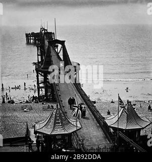 Histoire de l'Angleterre vers 1900 avec des villes et villages de Seaside du Sud-est de la Grande-Bretagne. Découvrez les plages et les navires de guerre qui ont fréquenté les ports et le sanctuaire des côtes côtières. Découvrez les débuts de l'ère victorienne et édouardienne des villes de Kentish et Hampshire, notamment Brighton, Eastbourne, Isle of Wight, Margate, Portsmouth, South end et Yarmouth. Banque D'Images