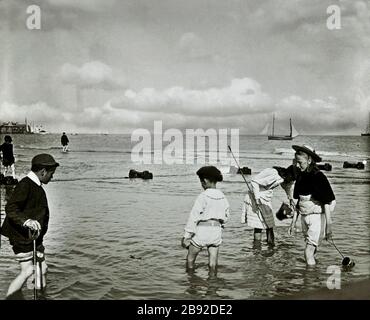 Histoire de l'Angleterre vers 1900 avec des villes et villages de Seaside du Sud-est de la Grande-Bretagne. Découvrez les plages et les navires de guerre qui ont fréquenté les ports et le sanctuaire des côtes côtières. Découvrez les débuts de l'ère victorienne et édouardienne des villes de Kentish et Hampshire, notamment Brighton, Eastbourne, Isle of Wight, Margate, Portsmouth, South end et Yarmouth. Banque D'Images