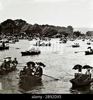 Histoire de l'Angleterre vers 1900 avec des villes et villages de Seaside du Sud-est de la Grande-Bretagne. Découvrez les plages et les navires de guerre qui ont fréquenté les ports et le sanctuaire des côtes côtières. Découvrez les débuts de l'ère victorienne et édouardienne des villes de Kentish et Hampshire, notamment Brighton, Eastbourne, Isle of Wight, Margate, Portsmouth, South end et Yarmouth. Banque D'Images