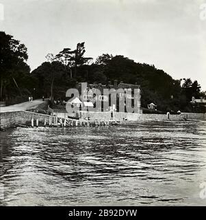 Histoire de l'Angleterre vers 1900 avec des villes et villages de Seaside du Sud-est de la Grande-Bretagne. Découvrez les plages et les navires de guerre qui ont fréquenté les ports et le sanctuaire des côtes côtières. Découvrez les débuts de l'ère victorienne et édouardienne des villes de Kentish et Hampshire, notamment Brighton, Eastbourne, Isle of Wight, Margate, Portsmouth, South end et Yarmouth. Banque D'Images