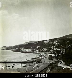 Histoire de l'Angleterre vers 1900 avec des villes et villages de Seaside du Sud-est de la Grande-Bretagne. Découvrez les plages et les navires de guerre qui ont fréquenté les ports et le sanctuaire des côtes côtières. Découvrez les débuts de l'ère victorienne et édouardienne des villes de Kentish et Hampshire, notamment Brighton, Eastbourne, Isle of Wight, Margate, Portsmouth, South end et Yarmouth. Banque D'Images