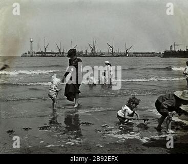 Histoire de l'Angleterre vers 1900 avec des villes et villages de Seaside du Sud-est de la Grande-Bretagne. Découvrez les plages et les navires de guerre qui ont fréquenté les ports et le sanctuaire des côtes côtières. Découvrez les débuts de l'ère victorienne et édouardienne des villes de Kentish et Hampshire, notamment Brighton, Eastbourne, Isle of Wight, Margate, Portsmouth, South end et Yarmouth. Banque D'Images