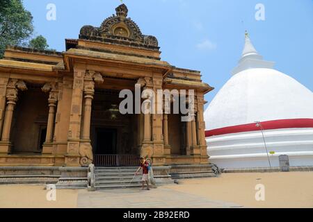 (200323) -- COLOMBO, 23 mars 2020 (Xinhua) -- un personnel désinfecte le temple bouddhiste Kelaniya dans la périphérie de Colombo, la capitale du Sri Lanka, le 23 mars 2020. Dix nouveaux patients ont été testés positifs pour le virus COVID-19 au Sri Lanka lundi, portant le nombre total d'infections dans le pays à 91, a déclaré le ministère de la Santé dans une déclaration. Lundi, le gouvernement a levé un couvre-feu dans des districts autres que Colombo, Puttalam, la province du nord-ouest, le district du nord et la périphérie de Gampaha, pendant quelques heures pour permettre aux gens de faire le bilan des articles essentiels. Le couvre-feu W Banque D'Images