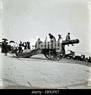 Histoire de l'Angleterre vers 1900 avec des villes et villages de Seaside du Sud-est de la Grande-Bretagne. Découvrez les plages et les navires de guerre qui ont fréquenté les ports et le sanctuaire des côtes côtières. Découvrez les débuts de l'ère victorienne et édouardienne des villes de Kentish et Hampshire, notamment Brighton, Eastbourne, Isle of Wight, Margate, Portsmouth, South end et Yarmouth. Banque D'Images