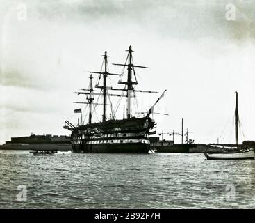 Histoire de l'Angleterre vers 1900 avec des villes et villages de Seaside du Sud-est de la Grande-Bretagne. Découvrez les plages et les navires de guerre qui ont fréquenté les ports et le sanctuaire des côtes côtières. Découvrez les débuts de l'ère victorienne et édouardienne des villes de Kentish et Hampshire, notamment Brighton, Eastbourne, Isle of Wight, Margate, Portsmouth, South end et Yarmouth. Banque D'Images